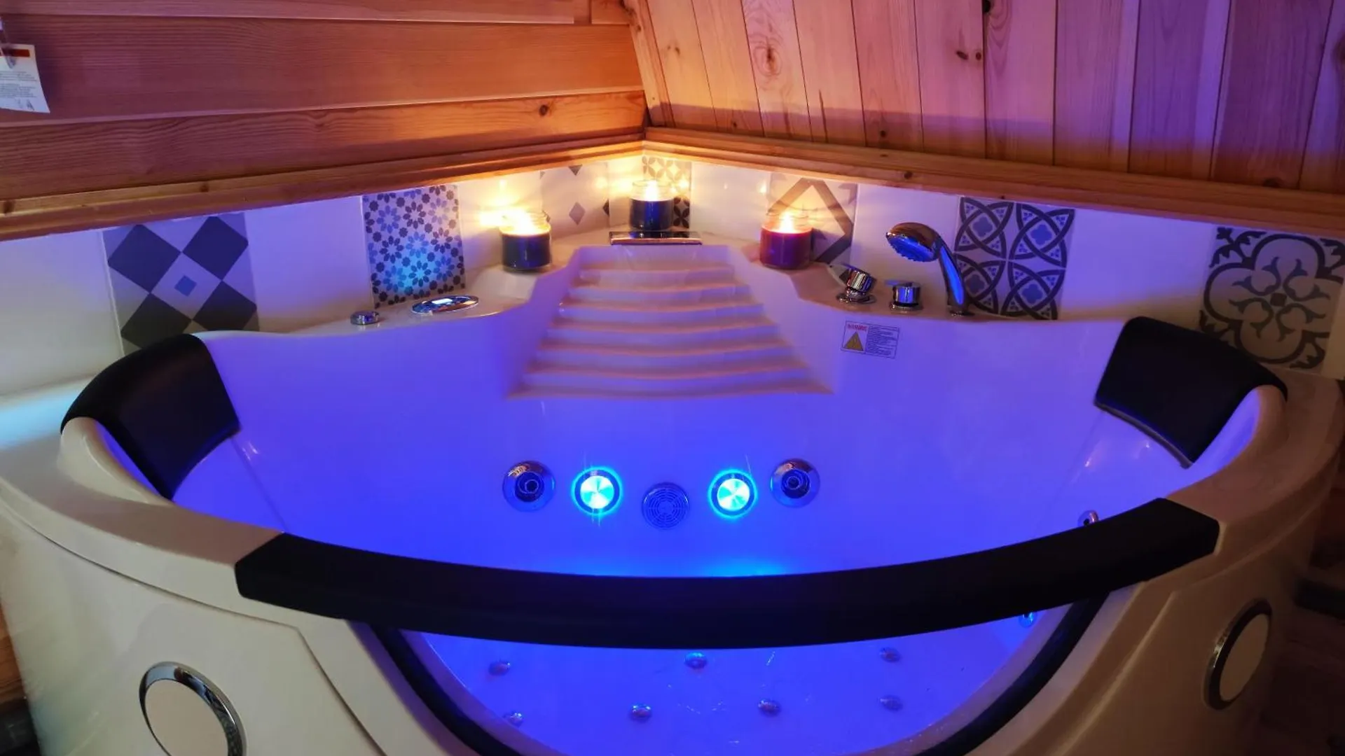 Tipi En Bois Tout Equipe Avec Balneo Rillieux-la-Pape
